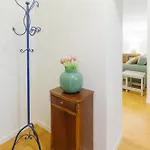 Dietro L'angolo - In *
